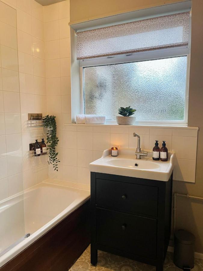 Kist Accommodates - Stylish Headingley Apartment - Parking - 500 Mps Wifi Meanwood 외부 사진